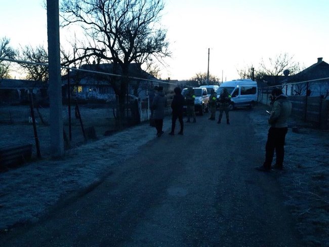 Оккупанты после обысков задержали троих крымских татар 05