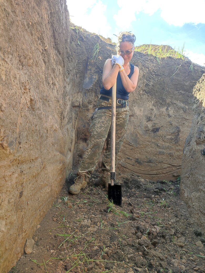 Присутність жінки в армії важлива. Колись хлопці повертаються із завдання, а я на когось сварюсь, і один з них стоїть і каже: Ой, сваріться, сваріться. Так приємно чути голос жінки, - Леся Ганжа про те, як бути жінкою в армії 06