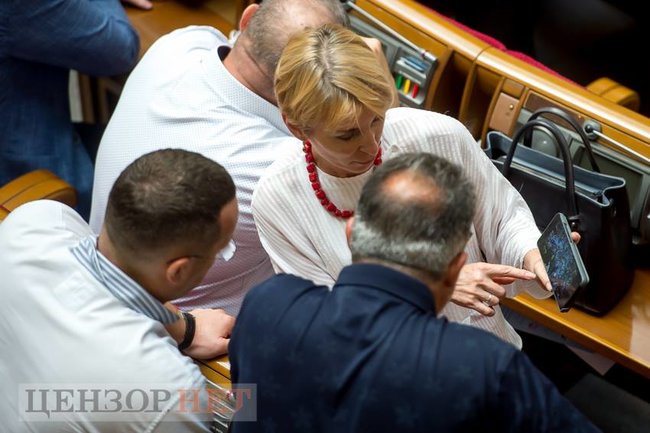 Корнієнко, який підтягує штани, Яременко бентежить колег, погляд Юрченка в спину, - день роботи Ради 14 липня 10