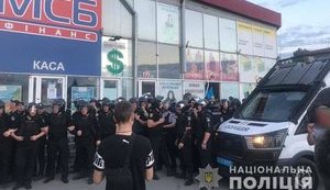 Конфлікт біля ТЦ "Барабашово" у Харкові: постраждали 9 осіб, оператор місцевого каналу - в лікарні у важкому стані