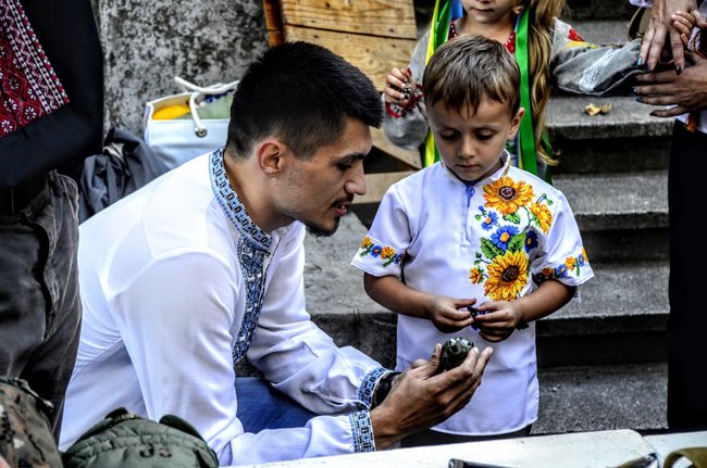 Мама Героя України Тараса Матвіїва: Останні обійми, останній синівський поцілунок... Ми були у масках і рукавицях. Так захотів Тарас, він хвилювався за нас. Останні дотики - через гумові рукавички і маски 12 Мама Героя України Тараса Матвіїва: Останні обійми, останній синівський поцілунок... Ми були у масках і рукавицях. Так захотів Тарас, він хвилювався за нас. Останні дотики - через гумові рукавички і маски 12