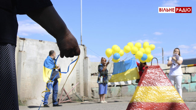 У небо над Донецьком запустили прапор України 05