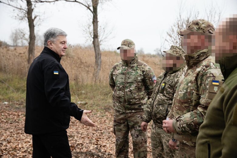Порошенко привіз допомогу підрозділам ЗСУ, які воюють на східному напрямку 04
