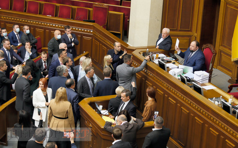 Блокирование трибуны, звонок Стефанчуку, Порошенко и Вирастюк, счастливый Тищенко и потрясенный Арахамия, - работа Рады 23 сентября 24