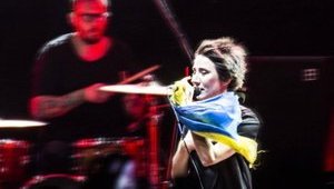 В России пожаловались в полицию на Земфиру после концерта с украинским флагом. ФОТО