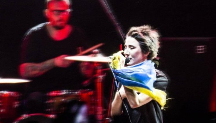 В России пожаловались в полицию на Земфиру после концерта с украинским флагом. ФОТО