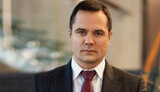 Who helped Denys Komarnytskyi to flee abroad