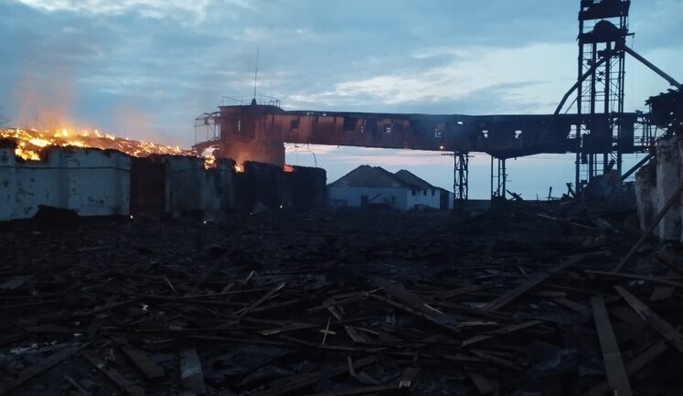 Рашисти обстріляли керованими авіабомбами Бериславський район. Зруйновано елеватор, - ОВА. ФОТОрепортаж
