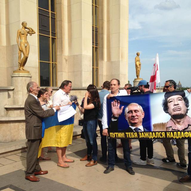 Антипутинская акция проходит в центре Парижа 04