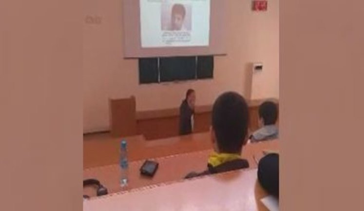 "Він не наркоман, але іноді приймає наркотики", - "А ваш Порошенко?" - викладач Сумського держуніверситету Опанасюк на лекції агітує студентів проти Зеленського. ВIДЕО