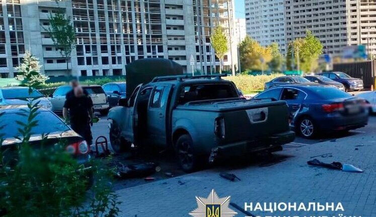 На парковці житлового будинку у Подільському районі Києва вибухнув автомобіль. ФОТО