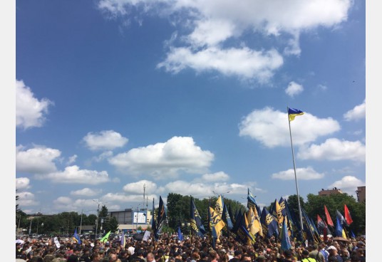 Protesters tear down Zhukov bust in Ukraine 05