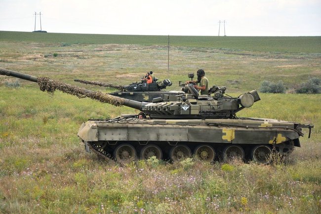 Танкісти 79-ї десантно-штурмової бригади провели на Миколаївщині навчання з практичного водіння 02