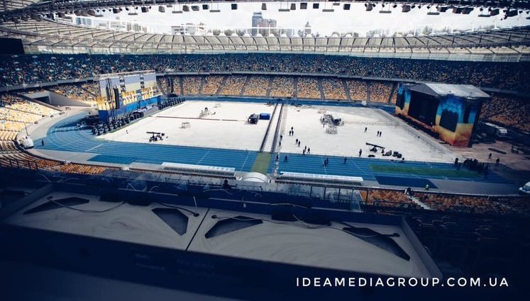 На НСК "Олімпійський" встановили дві сцени, на одній з них - трибуни для дебатів. ВIДЕО