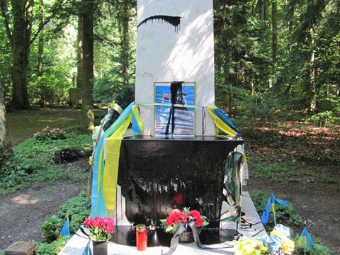 бандера могила вандализм