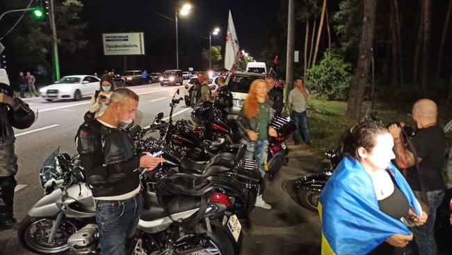 Біля дачі Зеленського в Кончі-Заспі протестують проти спроби спільної з окупантами інспекції позицій ЗСУ 05