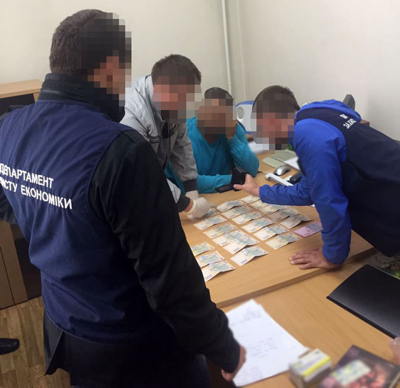 На хабарі 11 тисяч затримано службовця держпідприємства, - Нацполіція 02