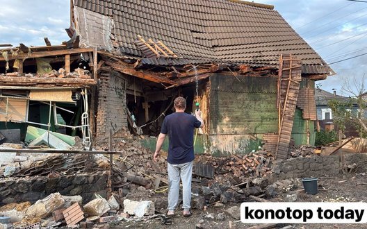 Удар БпЛА по Конотопу: загнула людина, поранені цивільні, тривають рятувальні роботи (оновлено). ФОТО