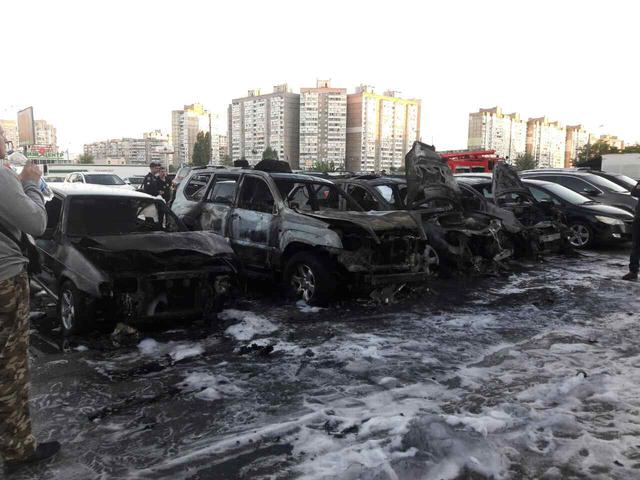 Вночі в Києві горіла стоянка, - ДСНС 03 Вночі в Києві горіла стоянка, - ДСНС 03