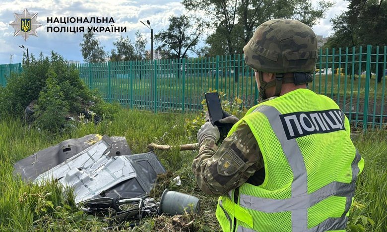 In the Desnianskyi district of Kyiv, bomb disposal experts recovered the warhead from a downed drone "Герань-2"