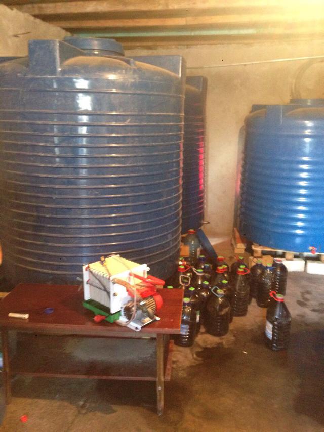 Податківці в Миколаївській області ліквідували цех із виготовлення фальсифікованих лікеро-горілчаних напоїв і зупинили незаконний продаж алкоголю в курортній зоні 04 Податківці в Миколаївській області ліквідували цех із виготовлення фальсифікованих лікеро-горілчаних напоїв і зупинили незаконний продаж алкоголю в курортній зоні 04