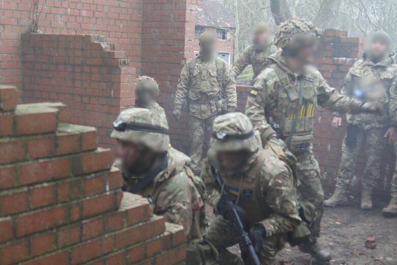 Ukrainian soldiers practice offensive and defensive actions in Britain 13