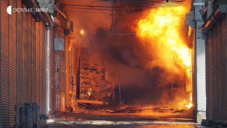 Через російські обстріли у Харкові горить найбільший в Європі ринок Барабашово 02