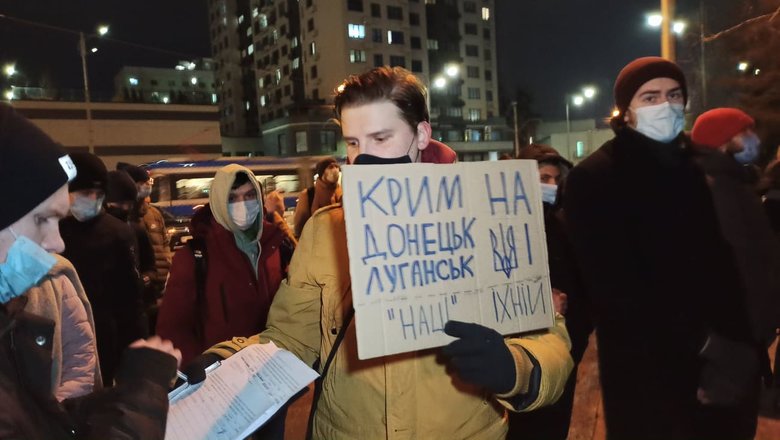 Біля телеканалу НАШ в Києві відбулась акція Вимкніть зброю Росії з вимогою санкцій проти Мураєва 16
