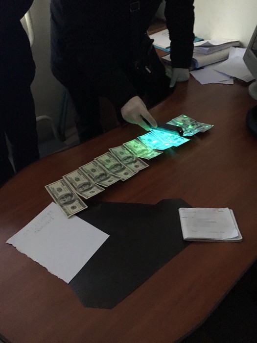 Лікаря Академії сухопутних військ у Львові затримали на хабарі в тисячу доларів 02