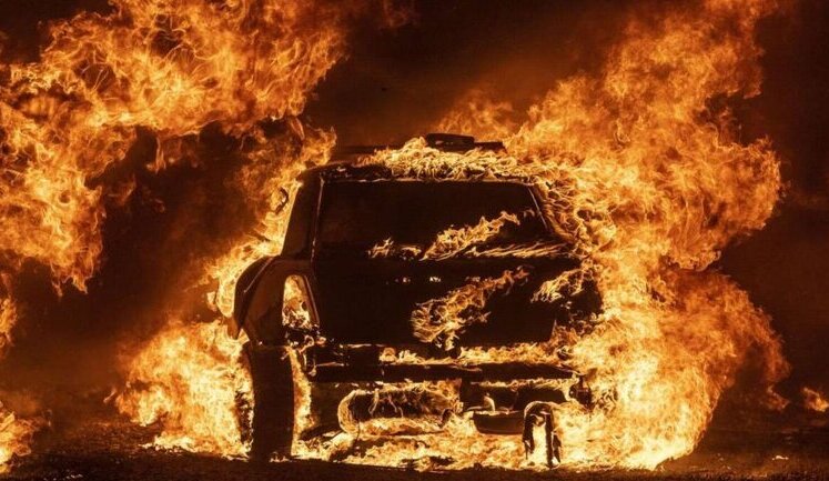 17-річні підлітки підпалили два військові авто у Кам’янському на Дніпропетровщині, - прокуратура