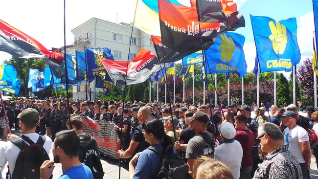 Поговори з тими, кого ти вбив, х#йло!: националисты пикетируют ОП с требованием ареста российской агентуры в Украине и перекрытия границы с РФ 02