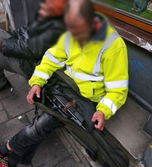 Правоохранители задержали в центре Львова пьяного бездомного с винтовкой 01