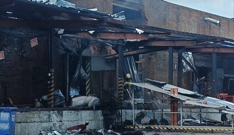 Окупанти атакували сортувальний хаб "Нової пошти" в Сумах: там було відправлень на понад 42 млн грн. ФОТО