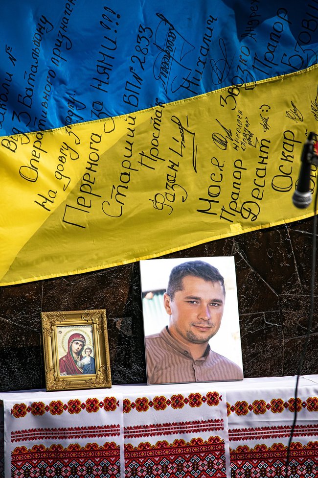 Меморіальну дошку загиблому в зоні ООС морпіху 36-ї ОБрМП Володимиру Бондарюку відкрили в Миколаївській області 18