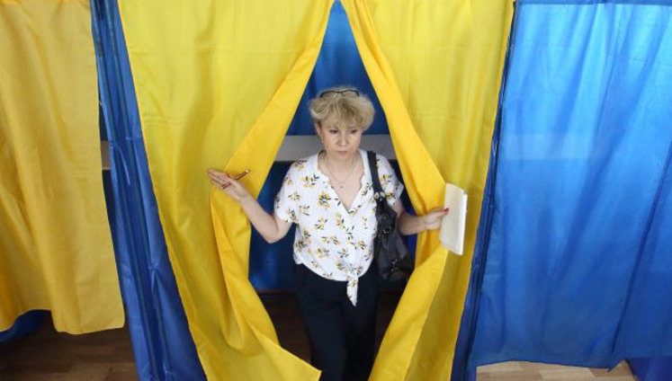 ЦВК пояснила, чи можна проголосувати з паспортом у "Дія": Рекомендуємо йти на дільницю із паспортом у вигляді книжечки або ІD-карти