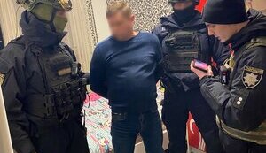 Напав на військовослужбовця в Чернігові: затримано чоловіка з наркотиками та зброєю, - Нацполіція. ВІДЕО+ФОТОрепортаж