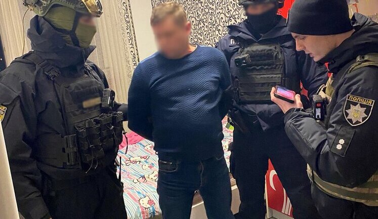 Напав на військовослужбовця в Чернігові: затримано чоловіка з наркотиками та зброєю, - Нацполіція. ВІДЕО+ФОТОрепортаж