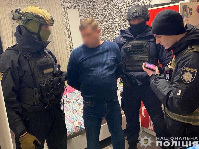 У Чернігові затримано нападника на військовослужбовця з наркотиками і зброєю