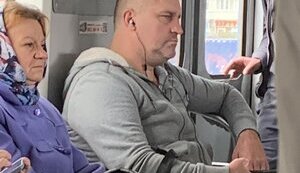 Мужчина в киевском метро агрессивно и с матом критиковал необходимость защищать Украину: "Пусть сам Зеленский воюет, или Кличко". ФОТО