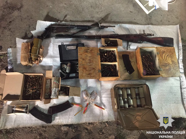 Чоловік зберігав арсенал зброї в двох орендованих гаражах у Нікополі, - НПУ 03
