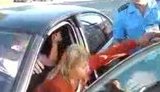 Пьяная русская девушка-белорусскому гаишнику: Двери моей машины закрой, с#ка, бля#ь. Я вообще в России живу. ВИДЕО.