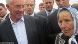 Азаров прилетел на пирожки к бабушке:проверили даже канализационные люки. ФОТОрепортаж