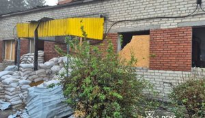 Российский авиаудар повредил здание пожарно-спасательной части в Доброполье. ФОТОРЕПОРТАЖ