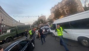 Поліція Києва просто на Хрещатику затримала двох грузинських бандитів, які вчинили збройне пограбування, - Бутусов. ФОТО