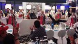 В Донецке вип-гостей украинского Евро-2012 развлекают с гармошками да самоварами. ВИДЕО.
