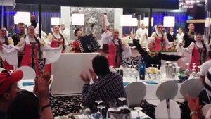 В Донецке вип-гостей украинского Евро-2012 развлекают с гармошками да самоварами. ВИДЕО.