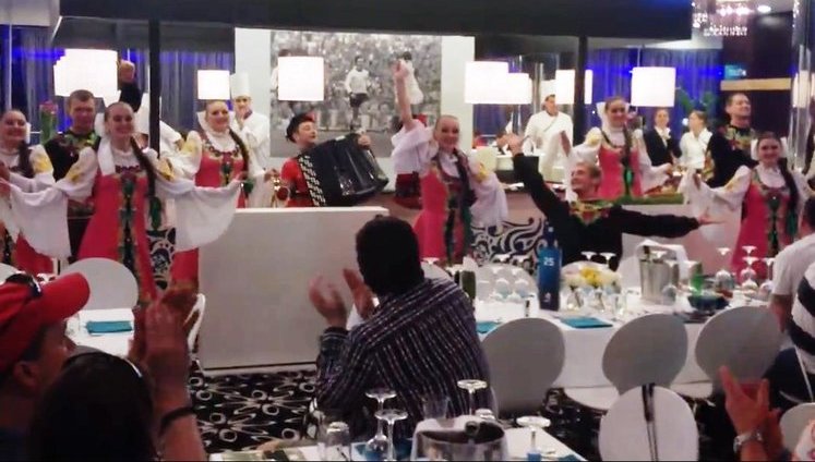 В Донецке вип-гостей украинского Евро-2012 развлекают с гармошками да самоварами. ВИДЕО.