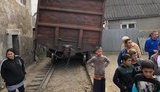 Два грузовых вагона в Ужгороде сошли с рельсов, чуть не повредив жилой дом. ВИДЕО