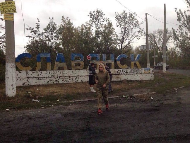 Відомий волонтер, водій-санітар 54 ОРБ Вікторія Шинкаренко: Перші три тепловізори ми передавали на Савур-Могилу. І після чергового штурму нам передзвонили і сказали, що хлопці з ним спали в обіймах, бо вони досі не бачили такого обладнання - це дуже надихало 11