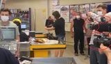 "Случайный" заход Зеленского в магазин сопровождала группа телеоператоров и фотокоров. ФОТО